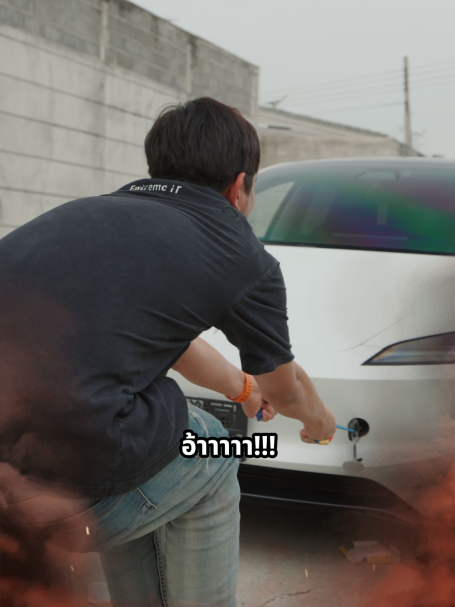 เอาสายชาร์จไปลาก Tesla หนัก 2 ตัน เอาไรมาไม่พัง !!