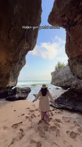 Mau di dokumentasiin seperti ini? Jasa teman jalan explore jogja di jemput di antar di bonceng di temenin pakai motor big matic free bensin. Dokumentasi camera iphone 16 pro,drone dji mini 4 pro,gimbal insta 360 flow 2 pro,sony mirorles alpha a6400,camera insta 360 x4,dji mic mini ready 😍 #pantaimbuluk #temanjalanjogja #wisatajogja #wisatagunungkidul