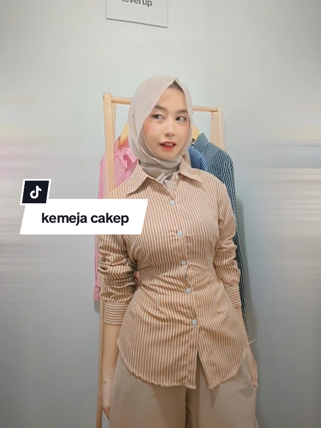 pake kemeja ini fiks cantik bgt🫵🏻💗#kemejawanita #kemeja #kemejamurah #OOTD #ootdhijab #rekomendasioutfit 