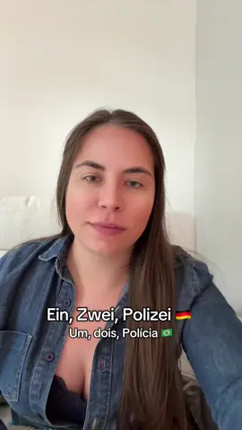 Aqui vai mais uma música para aprender alemão! 🇧🇷🇩🇪 Para mim, um tanto quanto aleatória 🤣 ainda assim, muito animada!  E ainda entra na vibe techno, principalmente de Berlin 🪩 #brasileirospelomundo #imigrantesbrasileiros #germany #alemanha #morarfora #morandofora #deutschlernen #learninggerman #aprenderalemao #aprenderaleman #deutsch #portuguese #aprendendoalemao 