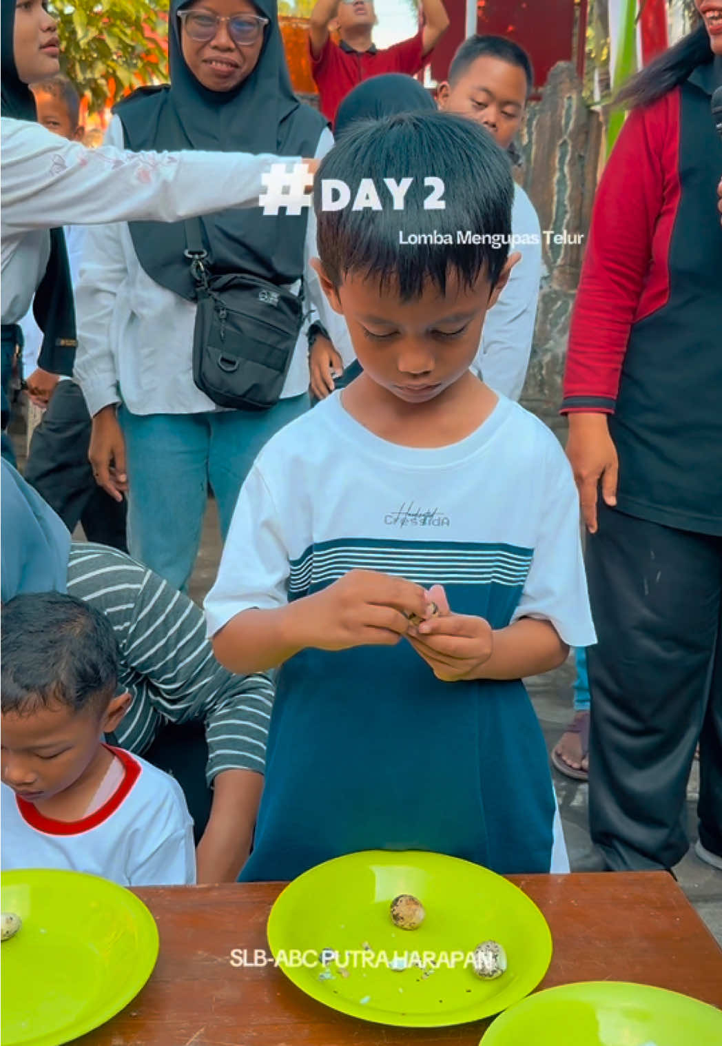 🥚✨ Siapa sangka mengupas telur bisa jadi lomba paling heboh? Anak-anak SLB ABC Putra Harapan membuktikan, setiap kupasan adalah langkah menuju kemenangan! Pelan tapi pasti… dan penuh tawa! 😄 Di sini, yang penting bukan siapa yang paling cepat, tapi siapa yang paling semangat! 💪❤️🇮🇩 #lomba17agustus #slbhebat #anakistimewa #semangatberjuang #indonesia #fyp 