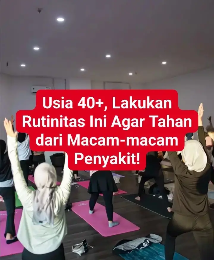 Memasuki usia 40 tahun ke atas, tubuh mulai mengalami perubahan yang membutuhkan perhatian khusus. Tapi jangan khawatir, dengan rutin melakukan kebiasaan sehat ini, kamu bisa menjaga tubuh tetap kuat dan bebas dari penyakit: 1️⃣ Olahraga Minimal 30 Menit Setiap Hari Pilih aktivitas ringan seperti jalan cepat, bersepeda, atau senam. Olahraga rutin membantu jaga berat badan, memperkuat jantung, dan meningkatkan energi. 2️⃣ Makan Makanan Seimbang dan Bergizi Perbanyak sayur dan buah setiap hari (minimal 5 porsi). Pilih sumber protein sehat seperti ikan, ayam tanpa kulit, atau tahu dan tempe. Batasi makanan tinggi gula, garam, dan lemak jenuh. 3️⃣ Minum Air Putih Minimal 8 Gelas per Hari Air membantu melancarkan metabolisme dan membuang racun dari tubuh. 4️⃣ Tidur Cukup 7-8 Jam per Malam Tidur yang berkualitas penting untuk memperbaiki sel tubuh dan menjaga daya tahan tubuh. 5️⃣ Kelola Stres dengan Teknik Relaksasi Luangkan waktu 10-15 menit sehari untuk meditasi, tarik napas dalam-dalam, atau lakukan hobi yang menenangkan. 6️⃣ Rutin Cek Kesehatan Setiap 6 Bulan Periksa tekanan darah, gula darah, kolesterol, dan fungsi organ vital untuk deteksi dini masalah kesehatan. 7️⃣ Hindari Kebiasaan Buruk Berhenti merokok. Batasi konsumsi alkohol. Kurangi makanan cepat saji dan junk food. Mulai rutinitas ini sekarang juga agar tubuh tetap kuat dan sehat meski usia bertambah! 🌟 Kamu sudah lakukan yang mana dari daftar ini?