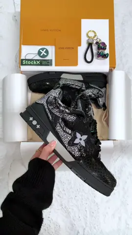 Swarovski Crystal Sneaker 🖤 #fürdich #goviral #fyp #menfashion #fürdichseiteviral #fashiontiktok #styleinspo #outfitinspo #fürdichpage #viral #lvskate #lv 