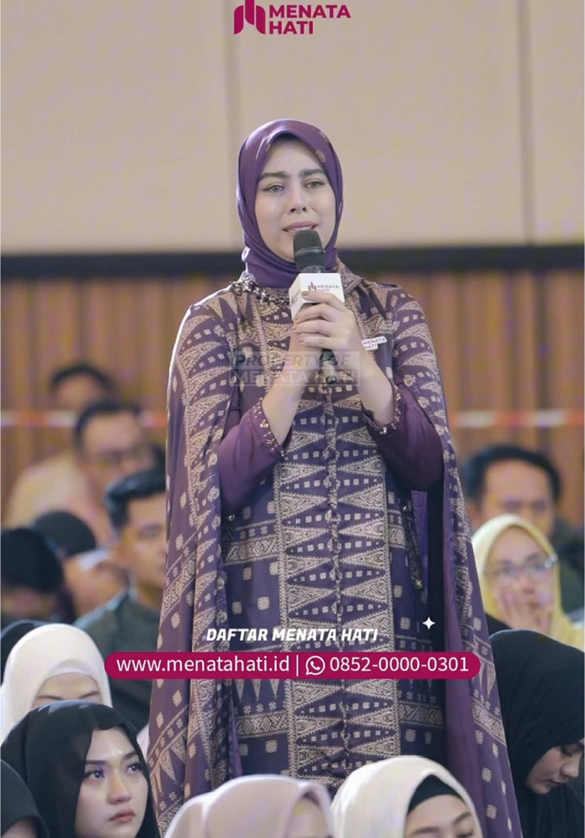 Kadang sebagai ibu, kita ngerasa gagal. Merasa bersalah karena nggak bisa ngelindungin anak sepenuhnya. Padahal kita udah ngelakuin semua yang kita bisa, bahkan lebih🥹 Peluk hangat buat Kaak Puja dan ibu-ibu hebat diluar sana🤗 Semoga dari Menata Hati bisa lebih ikhlas ya kaak!!  Mau punya kesempatan juga buat curhat & nanya langsung ke Ustadz Hilman?🤔 Yuk, hadir di acara Menata Hati selanjutnya! Siapa tau jawaban yang kamu cari, ternyata ada di sana. 🫶 ___________________________ JADWAL EVENT MENATA HATI SELANJUTNYA : Pekanbaru = 10 Agustus  Tangsel Bintaro = 07 September  Medan = 14 September  Makassar = 21 September  Bandung = 12 Oktober  Umroh Menata Hati = 18 Oktober Daftar yuk!  Klik link di bio yaaa😉 #menatahati #ahilmanfauzi #ustadzhilmanfauzi #menatahatimedan #menatahatimalang #menatahatiserang #menatahatipalembang #menatahatipekanbaru #umrohbarengmenatahati 