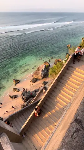 Kedua kalinya ke pantai Le cliff uluwatu,nanti kita spill kafe cantiknya ya #uluwatu #bali#lecliffbali #sunset #fyp #beachvibes #beach #sunsetlover 