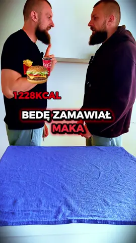 „Zamawiasz źle?” 😅 Mówisz: „Biorę Maka, KFC, kebsa, Subway, BK…” A ktoś obok wybiera tak, że porcja wygląda tak samo… ale kalorii ma o połowę mniej 🔥 Możesz jeść to samo co lubisz i nadal trzymać formę – serio! 🙌 __________________ #odchudzanie #zdrowenawyki #dieta #redukcja #fastfoodlife  Odchudzanie, Redukcja, Fastfood, Spalanie tłuszczu, Utrata wagi, Zdrowe nawyki, Zdrowe odżywianie, Zdrowe jedzenie, Porady, Dietetyczne, Porady żywieniowe