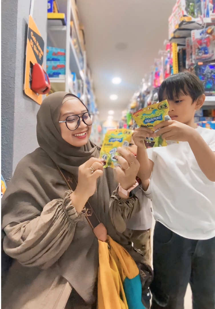 Niatnya cuma jalan-jalan ke Mall, eh pulang-pulang bawa blind pack Spongebob dari MR. DIY ✨ Gak nyangka isinya selucu ini, dan harganya masih aman di kantong: 29 ribuan aja! Fix bakal balik lagi sih beli yang lain 😆