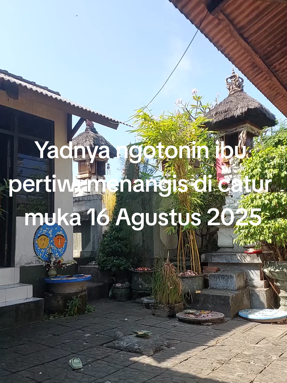 Pada tanggal 16 Agustus 2025 Ni Nyoman Sipleg (Ibu Bukit) disuruh lagi sama Ida Bhatara Lingsir yang punya lontar dulu dan Roh atau Sukma Para Raja Se Indonesia Nusantara yang lintas agama untuk mengotonin Ibu Pertiwi menangis di catur muka dengan banten ayaban tumpeng 33 menghitung arah dan urip dan ada plegembal dan bebangkit. Ada Caru Panca Sata, ada lagi ayabannya tumpeng 11 atau guru penyeneng masing masing arah untuk mengotonin 4 Dewi Danu, Dewi Danu Batur, Danu Beratan, Danu Bulian, dan Danu Tamblingan dan ada as tengahnya. Disuruh juga mengambil tirta dari Danu Danu tersebut disatukan untuk melukat simbol Ibu Pertiwi atau Pulau Bali dari nasi. Dan Dibuat Simbol Dewi Telaga 8 berbentuk oleg itu simbol Dewi Telaga 8 Penjuru atau 8 Kabupaten dan 9 sama as tengah. Ada Danu ada telaga untuk menyuburkan Ibu Bumi Pertiwi.  Ada banten yang as tengah juga menghormati atau menyayangi roh roh leluhur atau penglingsir baik itu Raja, Ratu, Prajurit dan Pahlawan yang berjuang dulu yang gugur di medan perang. dan ada nasi untuk beliau nasi yasan 108. Ada juga tumpeng merah putih di atas nasi yasan simbol merah darah putih tulang dan diletakkan atau dibariskan seperti tentara berbaris. Di lingkaran nama Provinsi Se Indonesia Nusantara terus ada Nama-Nama Negara Dunia berbentuk bulat dan baru di tancapkan Bendera Merah Putih dan di belakangnya ada Bendera Duplikat 206 negara. Dengan tujuan memohon sama Sang Pencipta supaya tidak ada lagi penjajahan di Negara Indonesia Nusantara ini. Nanti yang memuput yadnya itu Pedanda disuruh nyari yang viral menyapu tidak pakai baju. Banten Ibu Pertiwi tidak boleh ditaruh di atas meja harus di Ibu Pertiwi atau paving dialaskan kain putih dengan gambar simbol pulau bali dari nasi. Terus kalau bantennya itu tidak boleh ditaruh di atas meja, banten itu harus di Ibu Pertiwi atau paving. Bagaimana Pedanda atau Sulinggih yang mepuja. Apa beliau di atas atau di bawah, jawabannya nanti tanggal 16 Agustus 2025. Nanti disuruh juga menyampaikan kepada Bapak Kapolda supaya acara nanti dijaga agar nantinya berjalan aman dan lancar. Terus juga Ibu Bukit disuruh mencari Jro Bendesa yang punya wilayah disana dan Parisadha yang tau Yadnya dan Weda. Anak-Anak, Bapak/Ibu, Jero Jero, dan Semeton Sami datanglah ke Catur Muka ikut menyayangi Ibu Pertiwi dengan menaburi bunga dan juga Roh Prajurit ditaburi bunga. Dan siapa yang lahir punya kelebihan bisa melihat Roh tolong hadirlah lihat bagaimana Roh-Roh yang berjuang dulu yang Kita sayangi dengan tulus ikhlas mempersembahkan sesaji seperti yang dilakukan. Yadnya Ini yang akan Ibu Bukit lakukan yang ketiga kalinya. Pecaruan untuk virus dengan nasi perwujudan manusia 8 warna dan nasi yasan untuk Beliau-Beliau yang berjuang. Dulu sudah pernah Ibu Bukit nyari dan memberi atau menyerahkan pesan pesan beliau dulu kepada Bapak Bupati Badung Bapak Nyoman Giri Prasta dan Bapak Gubernur Wayan Koster. Mana mereka percaya karena sudah punya Pedanda, atau punya Bhagawan. Tapi Ibu Bukit tetap menjalani karena itu permintaan Ida Ratu Pandita Sakti Wawu Rauh yang membuat lontar dulu. Itu yang minta tolong ke Ibu Bukit. Sekarang Ibu Bukit kasi tau ke Bapak Bupati Badung yang baru dan Bapak Gubernur Bali yang sudah pernah Ibu Bukit kasi pesannya Beliau. Kalau punya pedanda tolong suruh datang juga ke Catur Muka mungkin jam 6.00 sore. Lihat Banten Ibu Bukit kalau itu tidak mematuhi lontar atau sastra Ibu Bukit siap dihukum apa saja dengan senang hati. Nanti setelah acara selesai, banten ayaban dewi danu dan nasi yasan 108 dan banten lainnya dilarung di pantai uluwatu di dekat pura dan bawa pejati, diaturkan di pura uluwatu  memohon api air angin di dunia ini secukupnya, tidak lebih tidak kurang, kalau air lebih tsunami atau banjir itu juga mematikan, air kurang atau tidak ada juga, pohon binatang manusia juga akan mati. Kalau kita tidak diperlukan ga mungkin kita diciptakan. #pondokibubukit #yadnya #banten #ibupertiwi #caturmuka #pesan #penika 