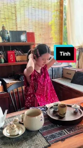 Nói thật một phần cũng vì G xinh nhưng không thể không thừa nhận nhìn một người đẹp pha trà nó có một cái tư vị thật là dễ chịu, nhẹ nhàng - thư thái không khoa trương. Mọi thứ nó cứ đến một cách rất tự nhiên luôn#uongtradi #khonggiandep #daihongbao #thuytuyen #amchen #tracu #gocbinhyen #ngắm #gomsucanhductran #gaixinh 