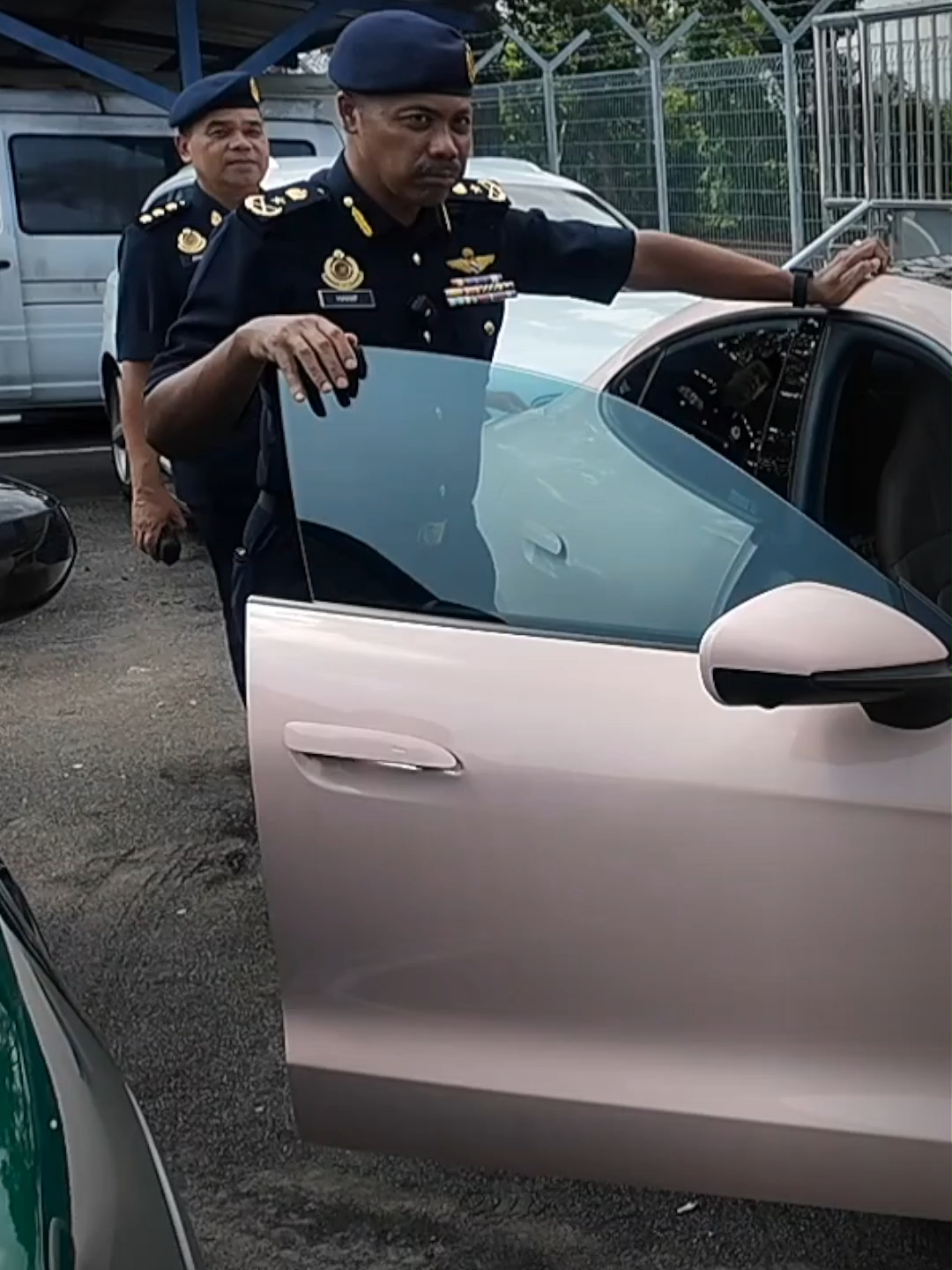 Miliki kenderaan mewah, tetapi kedekut untuk membayar cukai jalan dan insurans. Itu yang boleh disimpulkan terhadap segelintir pemilik kenderaan mewah yang disita Jabatan Pengangkutan Jalan (JPJ) Negeri Sembilan. #beritaditiktok #JPJ