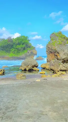 Cuaca di pantai madasari lagi cerah banget nih bolo gasken agendakan liburan di bulan ini 🥰🏖️🌊 #madasaribeach #sewatendamadasari #private #beach #madasari #fypシ゚viral #pangandaran 