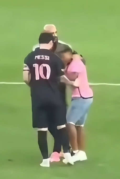 When Messi’s bodyguard is busier than the goalkeeper #Messi #tiktok #usa #foryou #funny #messiontiktok 