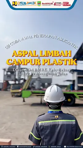 🚧 Inovasi Jalan Ramah Lingkungan! ♻️🛣️ Dinas SDABMBK Kabupaten Bekasi melalui Bidang Pembangunan Jalan tengah melakukan uji coba program ASLICANTIK — Aspal Limbah Campur Plastik. Aspal ini menggabungkan material aspal bekas dengan limbah plastik terpilah, menciptakan permukaan jalan yang lebih kuat, tahan lama, lebih ramah lingkungan dan tentunya lebih ekonomis! Uji coba langsung dipantau oleh Kabid Pembangunan Jalan, Bapak Dede Chairul, ST, MT, sebagai langkah awal yang selanjutnya akan diterapkan pada ruas jalan di Kabupaten Bekasi. ✨ Bayangkan… membangun infrastruktur sekaligus membantu mengurangi sampah plastik di lingkungan kita. Itulah tujuan dari program ASLICANTIK! 💬 Gimana menurut kamu inovasi ini, Sobat SDABMBK? Yuk dukung terus pembangunan berkelanjutan! 📢 Kabupaten Bekasi… Bangkit, Maju, Sejahtera! @pemkabbekasi  @bekasi_kab  @dlhkabupatenbekasi  @dedysupriyadi_92  @dr.asepsuryaatmaja  @ade_kuswara_kunang  @jabarprovgoid  @humas_jabar  @bimautama.jabar  @binamarga_jabar_uptd_i  @dlh_jabar  @hermansuryatman  @erwansetiawan54  @dedimulyadi71  @pu_jalan_dkijabar  @pupr_binamarga  @kementerianpu  @dianakst_  @dody_hanggodo  #ASLICANTIK  #AspalPlastik  #InovasiJalan  #AspalRamahLingkungan #BangkitMajuSejahtera  