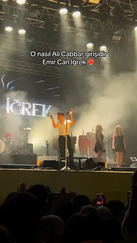 Emir Can İğrek’in her konserde bir yenilikle karşımıza çıkmasına bayılıyorum. Klarnetli Ali Cabbar efsane olmuş ✨ @Emir Can İğrek  *reklam değil 