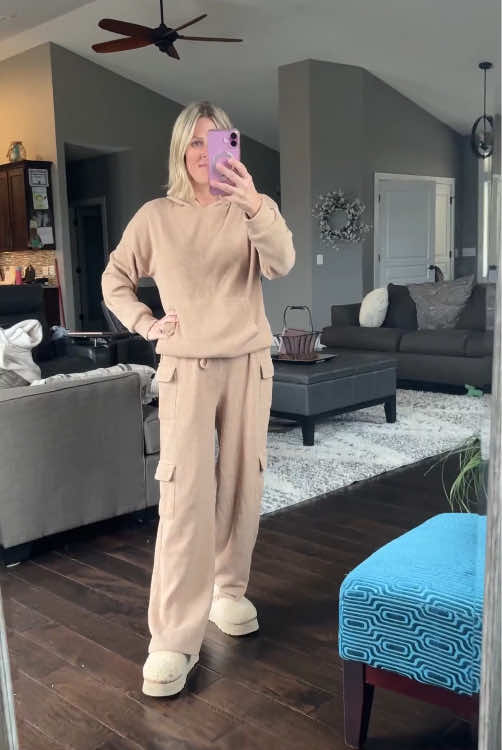 Well made stylish, flattering, comfy lounge set🤩🤩 #prettygardenofficial #prettygardenclothing #2pieceset #cozyoutfitinspo #matchingset #loungewear #hoodietop #cargopants #softandcomfy #backtoschooloutfitinspo 