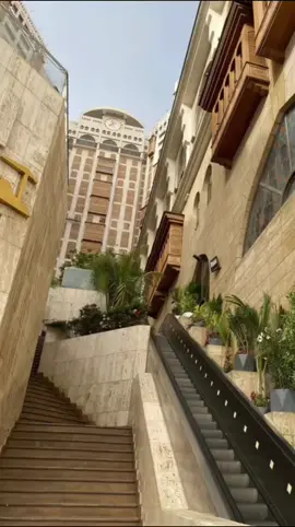 💎 Mewah & Super Dekat! 7 Hotel Paling Elite di Sekitar Masjidil Haram — Ada yang Cuma 15 Langkah! 🕋✨ --- 7 hotel mewah di Makkah ini menawarkan fasilitas bintang lima dan jarak super dekat ke Masjidil Haram—bahkan InterContinental Dar Al Tawhid hanya 15 langkah dari gerbang King Fahd! Mulai dari menara jam ikonik Fairmont, suite eksklusif Raffles, hingga Sky Mussalla Address Jabal Omar, semua dirancang untuk kenyamanan dan pengalaman ibadah terbaik bagi jemaah. --- 🕋 Rencanakan perjalanan umrah/haji impianmu sekarang! 💼 Pilih hotel yang bikin ibadah nyaman & tenang. 📌 Save dan Share untuk keluarga & teman yang akan ke Makkah! --- #HotelDekatHaram #MakkahLuxuryStay #UmrahNyaman #HajiMewah #TravelMekkah