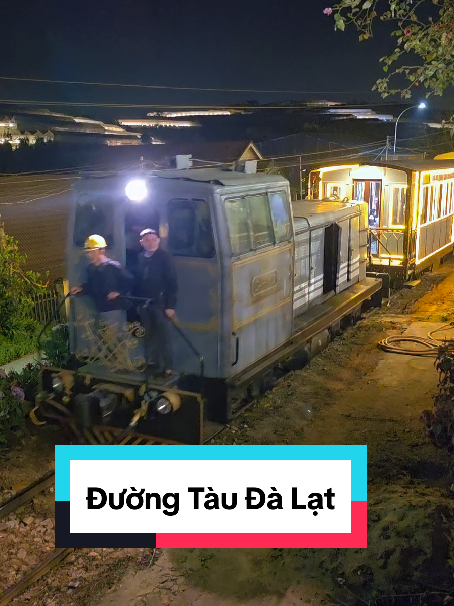 Vin vi vu VF3 dừng chân ở đường tàu Đà Lạt… Gió lạnh, tàu cũ, nhạc Triệu Vy… có ai còn nhớ chuyến tàu ly biệt năm nào? #vinvivuvf3 #vf3dalat #duongtaudalat #dalattrip #trieuvy #chuyentaulybiet #nhacxua #camxuc #hoainiem #vietnamtravel #dalatcheckin #vf3electric #vinfastvf3