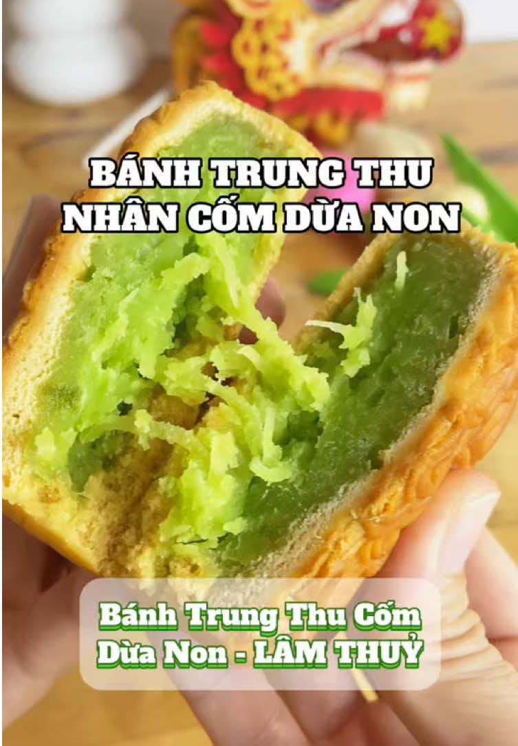 Bánh trung thu nhân cốm dừa non tui nghĩ sẽ là vị bánh trung thu đáng thử nhất năm nay đó nha #hoakhanh114 #banhtrungthu #trungthu #banhtrungthucomdua #banhtrungthutruyenthong 