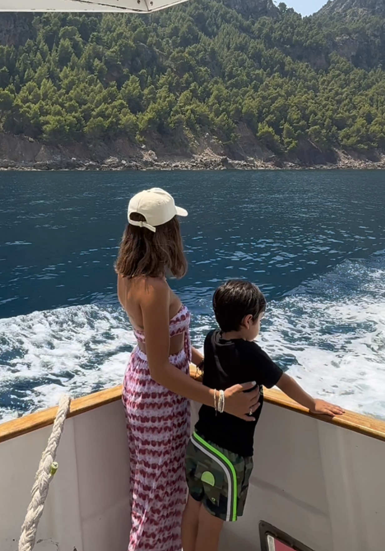 OS EXPLICO MI SEGUNDO Y TERCER DIA EN MALLORCA⬇️👀 - DIA 2📆: •Cociné con @Koldo Royo unas recetas muy 🔝 •Un poquito de mimitos en el hotel😍 •Me fui a comprar un bikini y me gustó el azulito🩵 •Estuvimos en una cala y comimos ahí en un chiringuito🏝️ •Por la tarde fuimos a la piscinita del @nakarhotel  - DIA 3📆: •Fuimos de excursión al tren de Soller gracias a @tourmallorca y @agenciacom_mallorca que lo organizaron🚂❤️ •Después fuimos en barco hasta la cala de Sa Calobra🛳️🏝️ •Al volver Thiago se quedó dormido(tenía mucho sueño)🥱💤 •Para cenar fuimos a @izakayamallorca y os juro que es el mejor japonés que he probado🍱🤤 MAÑANA MÁS✨🤗 #Summer #vacaciones #mallorca 