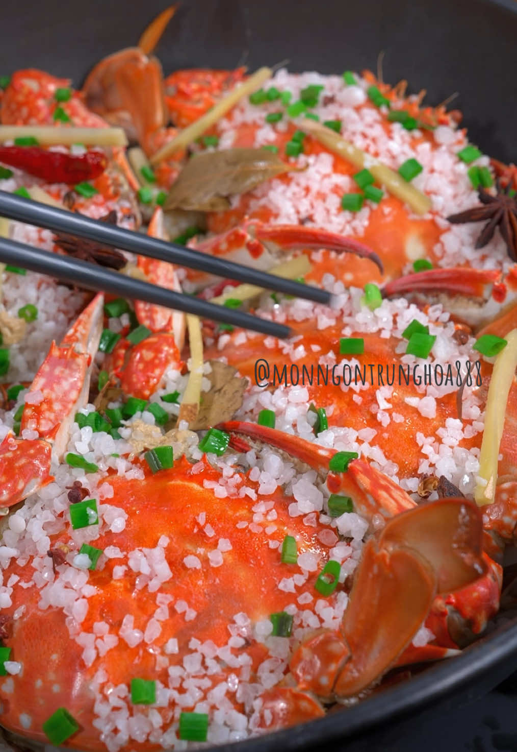 Mọi người xem đây này, 99% người mua cua chỉ biết hấp hoặc kho, cách này thực ra làm mất đi rất nhiều vị ngọt và dinh dưỡng. Hãy thử cách làm cua nướng muối hột thô của tôi, thịt cua sẽ ngọt hơn, thơm hơn và ngon hơn!#LearnOnTikTok #ancungtiktok #nauan #anngonnaugon #ngon 