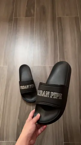 whit eyung akin na ganito eh #coupleslippers #slippers #slides #tiktokshop #tiktokfinds #fypage #foryou #fyp #tiktok #recos 