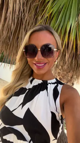 This dress + a beach dinner > #trending #vacayoutfit #holidaywardrobe #summeroutfit #holidayoutfitinspo #vacaydress #sundress #fyp