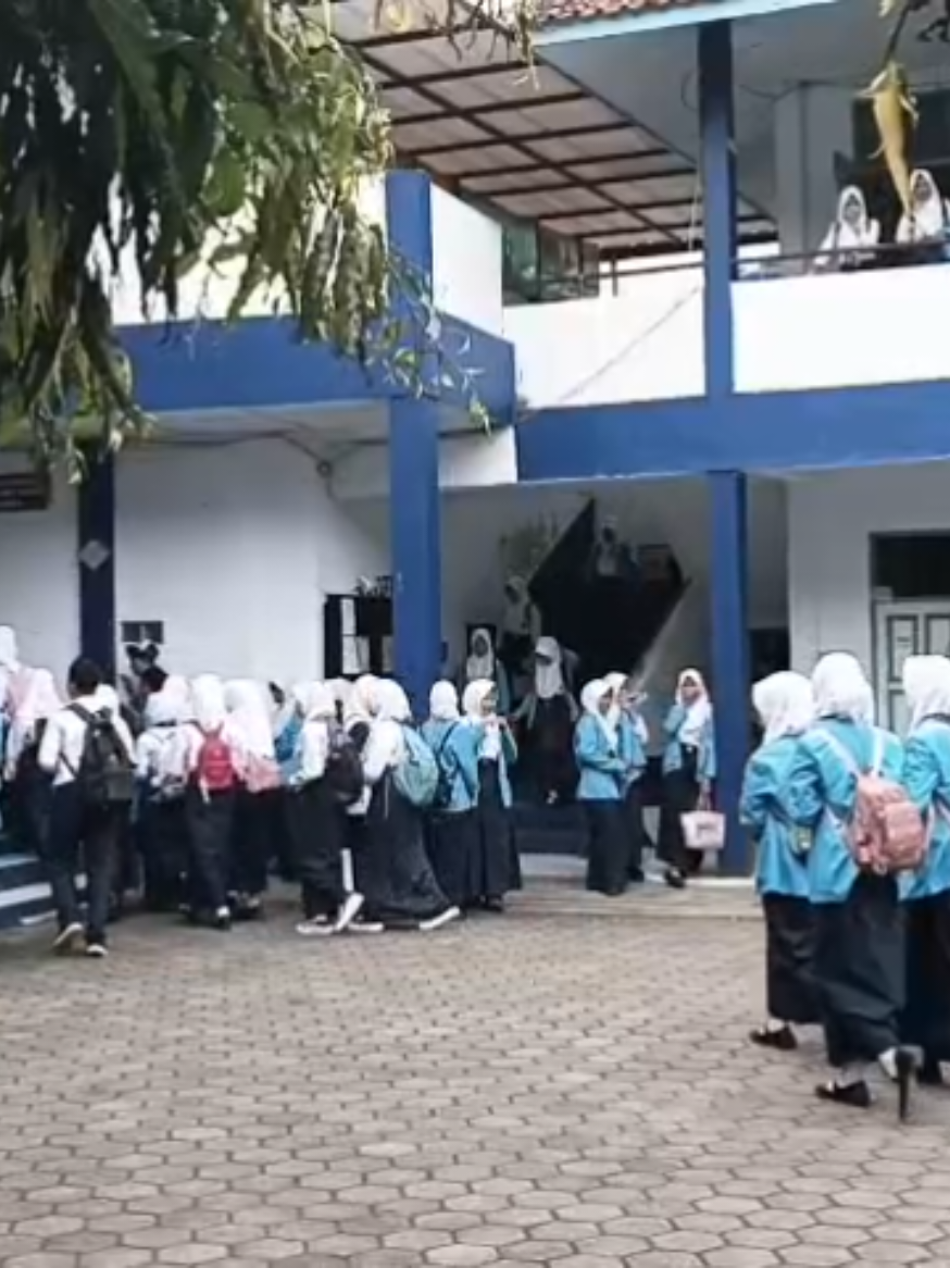 ---GERBANG--- Menyambut pagi dengan harapan, Melepas semua Kenangan. #SMPN1Ciawi #OSISVibes #TongkronganNESACI #fyp #nesaci #smpn1ciawitasikmalaya #ciawi  #kabupatentasikmalaya #smpstory🌻 #sekolahtercinta #smpstory #ceritasekolah #sekolahfavorit 