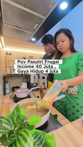 Abis packing kita lanjut jaga toko , dan ngobrol bareng aja berdua , soalnya kita jg uda males keluar2 nongkrong 😂 Karna bukan perkara dimana dan minum apa tapi bersama siapa dan cerita apa.. Dan kita bisa ngopi enak dirumah dan harganya juga tetep ramah dikantong , Thankyou Kopi @nescafe_indonesia  uda bikin cuaca yg panass jadi sejuk dan nyegerin 😀 #NescafeGulaAren #RasaAlaCafe @NESCAFÉ Indonesia 