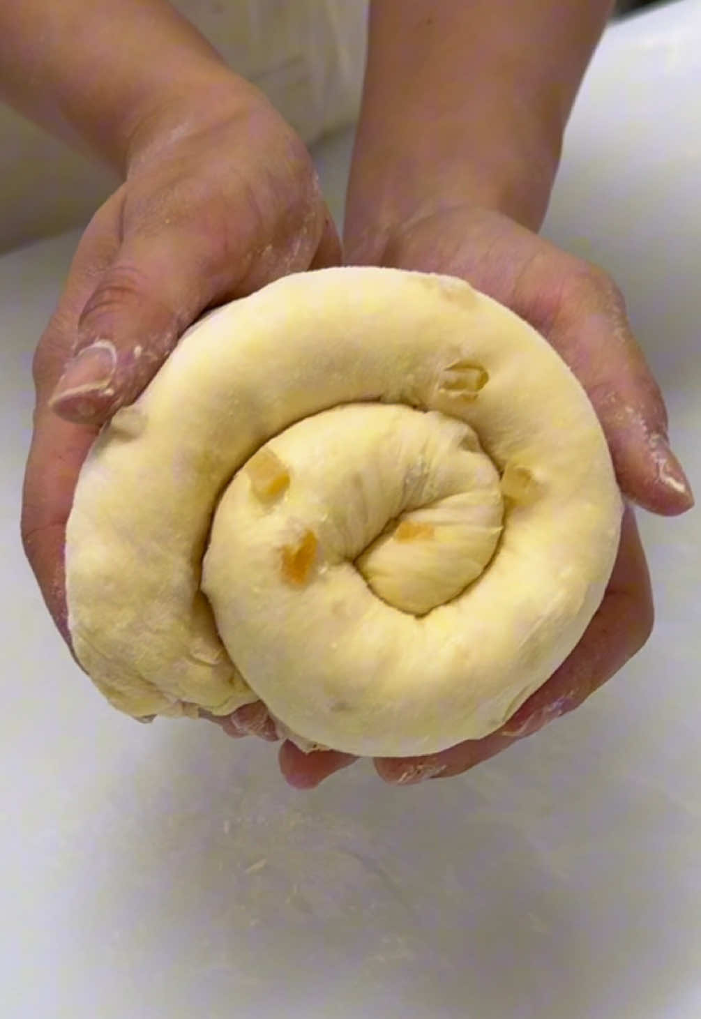 もちもちレモンとレアチーズの食パン🍞 嵜本ベーカリーの8月限定食パンは、レモンとレアチーズ🍋 爽やかな柑橘とチーズ風クリームが夏らしい限定商品です☺️ パン生地には蜂蜜と卵黄を使っています🍯 外はさっくり、中はしっとりもちもち食感！ 少し軽めの食感に仕上げているから、夏でも食べやすくておすすめです☀️ レモンとレアチーズの食パン 1,050円 Chewy Lemon and Rare Cheese Bread🍞 Sakimoto Bakery's August-only bread is lemon and rare cheese🍋 This limited-edition summer treat features refreshing citrus and cheese-flavored cream☺️ The dough is made with honey and egg yolk🍯 Crispy on the outside, moist and chewy on the inside! The slightly lighter texture makes it easy to eat even in the summer☀️ Lemon and Rare Cheese Bread 1,050 yen ────────────────── 最後までご覧頂きありがとうございます🍞 パン屋さんの裏側やおすすめ商品を投稿中✨ Thank you for reading to the end 🍞 I'm posting about behind the scenes of the bakery and recommended products ✨ @shokupan_sakimoto 保存やフォローも嬉しいです☺️ ────────────────── 📍嵜本ベーカリー 大阪初號本店 🏠大阪府大阪市浪速区難波中2丁目3-18 2-3-18 Namba-naka, Naniwa-ku, Osaka City, Osaka Prefecture ⏱10:00~19:00 #パン作り #パン屋 #shokupan #食パン #japanesefood