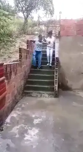 NEIDY LA PATA MOCHA LA COJA POBRESITA ESTA COJA Y SU NIÑA LA TIENE K AGARRAR DE LA MANO PARA K ELLA BRINKE POBRESITA NEIDY LA NEGRA COJA PATA MOCHA POBRESITA 