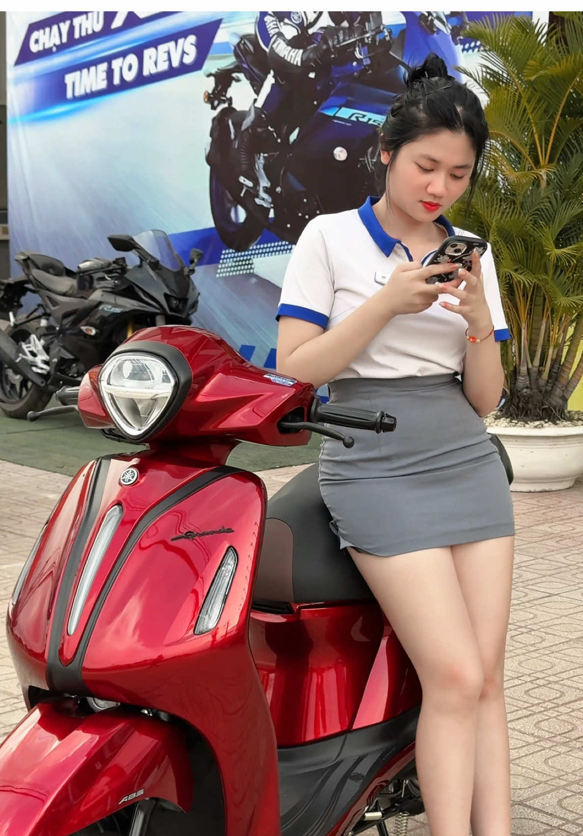 Xe này đẹp còn em thì mặc váy xám... #xuhuong #fyp #vairal #grande 