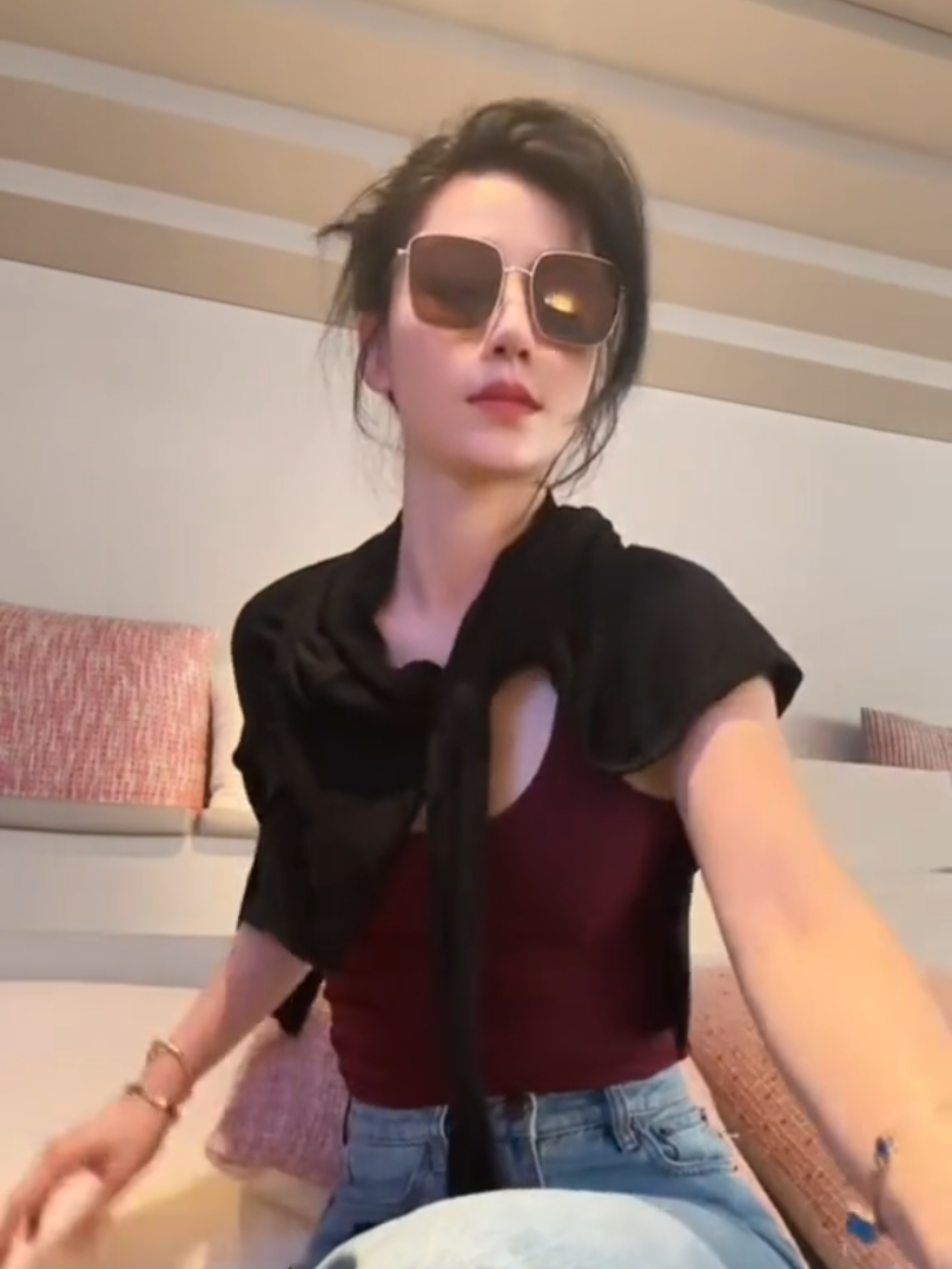 Cek etalase  #fashiontutorials, #outfitinspiration, #stylehacks, #girlstyle, #effortlessfashion