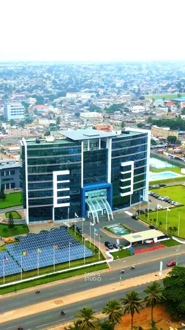 L’immeuble Ecobank Togo se dresse fièrement au cœur de Lomé. Un symbole de modernité et de dynamisme 🇹🇬✨ #Togo #Lomé #Ecobank #tiktoktogo🇹🇬 