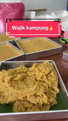 Nih biar wangi kita kasih daun pisang yaa di bagian bawah🥰 #wajikgulamerah #wajik #wajikketan #wajikkampung #fyp #tipsandtricks #fyp #tryscakenpastry #tryscakenpastryinstalog #kuekampung #batamtiktok #batamhits #gulamerah #pulut