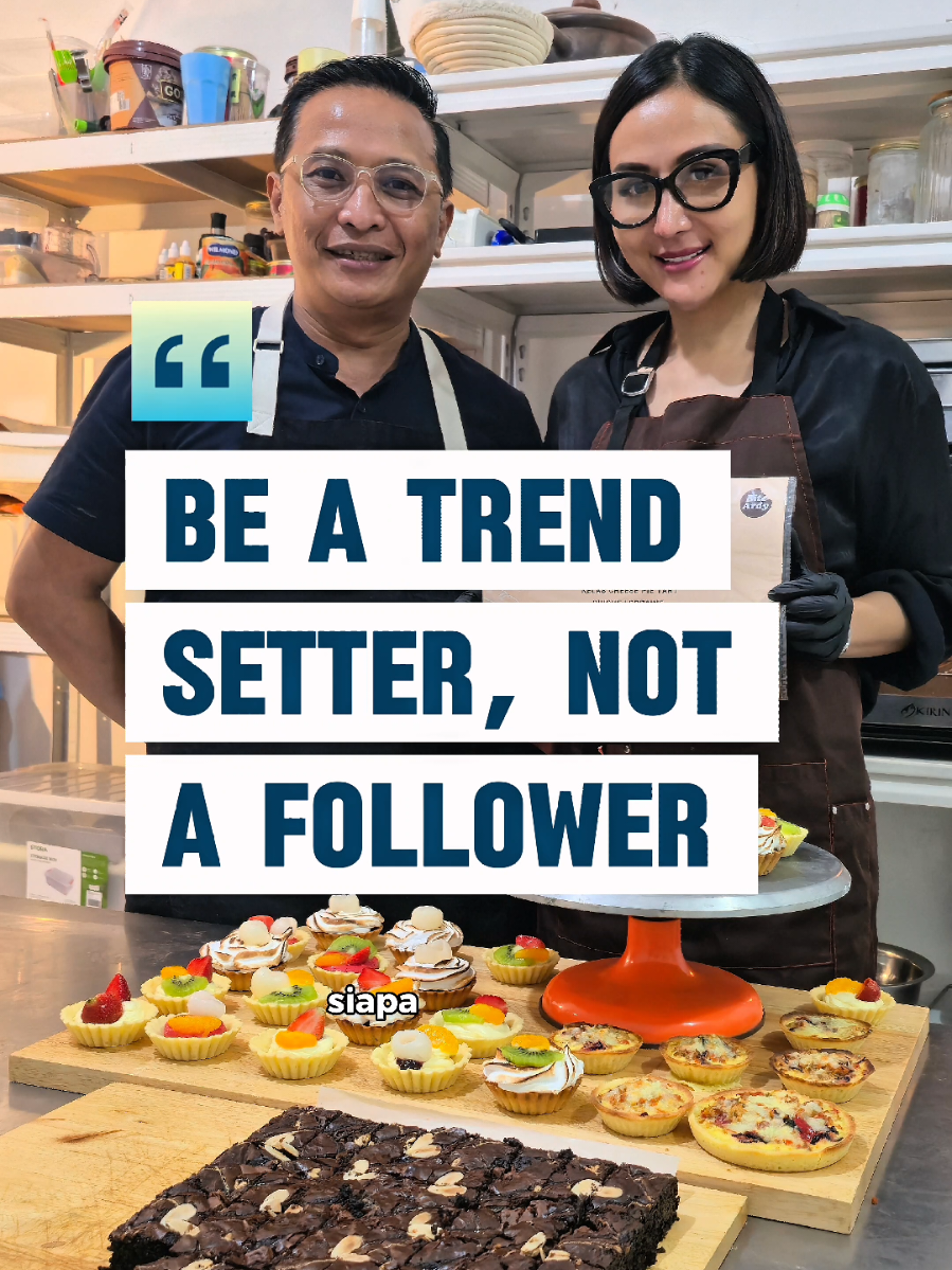 BE A TREND SETTER, NOT A FOLLOWER Siapa disini yang masih bingung menentukan langkah pertama apa yang harus dilakukan ketika akan membuka Bakery? Perkenalkan ini Mbak January. Mantan Model Papan Atas. Yang Terakhir terjun di dunia Modeling tahun 2021 saat beliau menikah. Jauh-jauh menyetir mobil sendiri dari daerah Surabaya Barat ke Sidoarjo.  Hanya untuk belajar Privat Membuat Quiches Lorraine, Tartlet Pie dan Premium Fudgy Brownie. Sebagai Ibu satu anak, kini beliau bercita-cita ingin membuka Micro Bakery, di rumahnya. Di sebuah kawasan paling elite, di Surabaya Barat. Berbekal pengalaman beberapa waktu belakangan ini berjualan Bolu Pisang Kukus dan Alhamdulillah sudah mendapatkan banyak pesanan.  Hal itu membuat Mbak Ayi makin semangat untuk lebih menseriusi usaha ini. Beliau sadar bahwa step-by-step membuka usaha Bakery tidak semudah membalik telapak tangan atau seperti berjalan di catwalk dan berpose di depan kamera.  Untuk itu mbak Ayyi datang tidak hanya untuk belajar mengenai Resep secara detail. Tetapi juga untuk mendapatkan ilmu dan mindset dari Guru yang tepat. Karena sebelum kita menjual produk, kita harus paham lebih dulu, apakah target market nya sudah tepat?  Bagaimana Buyer Persona nya.  Bagaimana Buying Behaviors nya. Setelah itu baru kita bisa menentukan Produk yang benar-benar Market Fit.  Yaitu Produk yang benar-benar dibutuhkan oleh Pasar. Bukan sekedar ikut-ikutan membuat apa yang lagi viral. Saran saya, jangan pernah asal ikut-ikutan membuat produk yang viral.  Karena yang namanya ekor selamanya tidak akan pernah jadi kepala.  Kita yang harus menjadi trend setter bukan Followers. Dan masih banyak langkah selanjutnya yang harus kita persiapkan,  sebelum akhirnya kita menerima pesanan dari customer pertama. Coba tag teman kalian yang sama-sama berencana membuka Bakery juga. Semoga mendapatkan pencerahan ya.  Barokallohu fiik.  #bakingclasssurabaya #bakingclassprivat #kelaskuesurabaya #kelasrotisurabaya #bakingclassonline 
