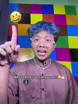 Anjir jarang banget orang ketawa di chat pake emote “🤣” 😭😭😭