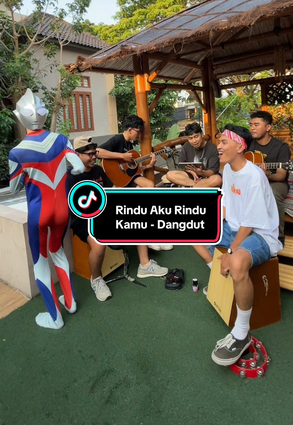 Reaksi Ultramen Waktu Liat Dangdut😆  #coverlagu #nongkrong #tongkrongan #artisanguitarindonesia #rinduakurindukamu #dangdut #fyp 