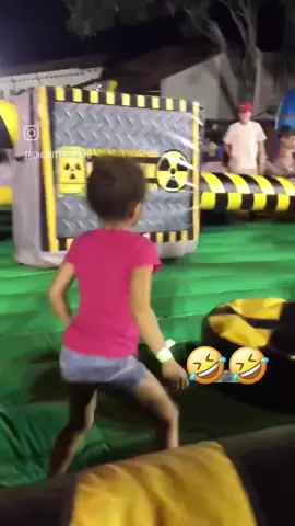 Lustige Kinder spielen auf dem Spielplatz #funny #funnytiktok #baby #lovebaby #foryou #fyp 