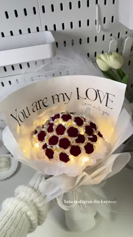 Bilhan muna jowa mo tol, 100 plus lang to! #diyflower #flower #flowerboquet #diyflowerboquet #DIY #affordable #livephoto #viral #fyp #foryou 