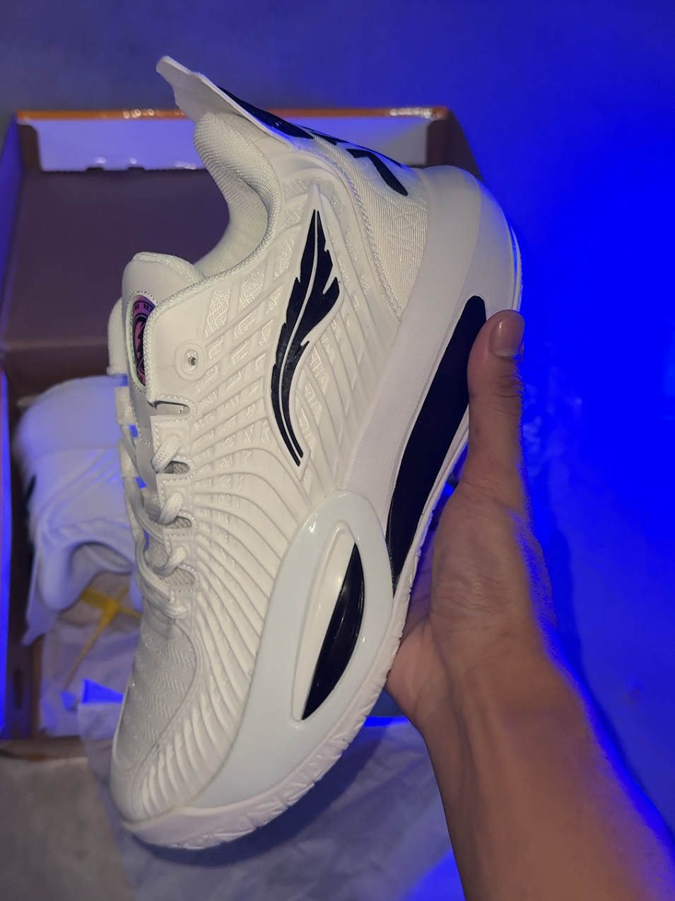 grabe ang angas at mura lang pala nito mga gar, solid dahil malakas ang spike, makapit, at glow in the dark pa #jimmybutler #jimmybutler3 #jb3 #basketballshoes #basketball #shoes #jb3shoes #fyp 