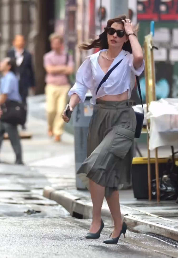 Anne Hathaway filming ‘The Devil Wears Prada 2’ in New York City yesterday @Anne Hathaway #annehathaway #fyp