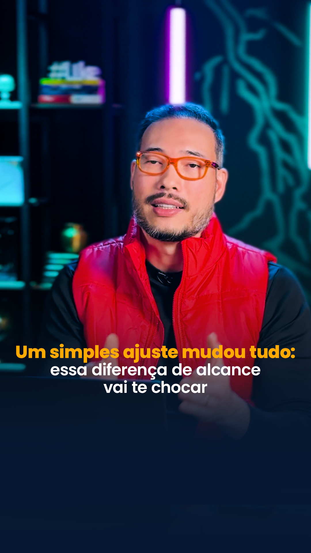 Como gerar vendas com conteúdo de valor? 📝 O ponto de virada para quem quer transformar seguidores em clientes não está em postar mais — está em entregar valor antes de pedir algo em troca. Isso significa criar conteúdo que resolve problemas, inspira ou ensina algo útil, antes mesmo de falar de produto. Nas mídias sociais, seu conteúdo é seu primeiro produto, e é ele que abre portas para engajamento e vendas consistentes. 📊 Quando você constrói relevância, a lógica muda. Um tutorial prático, uma dica que o público pode aplicar hoje, um insight que faz a pessoa repensar algo: tudo isso gera proximidade. E proximidade cria confiança. Confiança, por sua vez, encurta o caminho até a compra. Quem confia, compra — e ainda indica. 🚀 Criadores que entendem isso deixam de depender da sorte ou de um viral pontual. Eles usam as plataformas como um canal estratégico, alinhando consistência e intenção. Não é sobre postar por postar; é sobre pensar na jornada de quem te acompanha, conduzindo do primeiro contato até a conversão, sem perder a conexão humana. 📲 Quer aprender exatamente como aplicar essa lógica e acelerar o crescimento do seu perfil para engajar e vender mais? No Engage&Venda+ IA, você encontra estratégias, ferramentas e práticas para transformar seu conteúdo em ativo de negócio. Inscreva-se pelo link na bio.