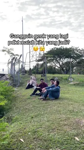 Ga tahan aku di tatap terus soalnya, ini aku salah ga ya?🫣 #fyp #prank #fypシ #modus #nunakorea #funny #baper #baperincowok #tatapanmu #gandeng #foryou #pl #gandengantangan 
