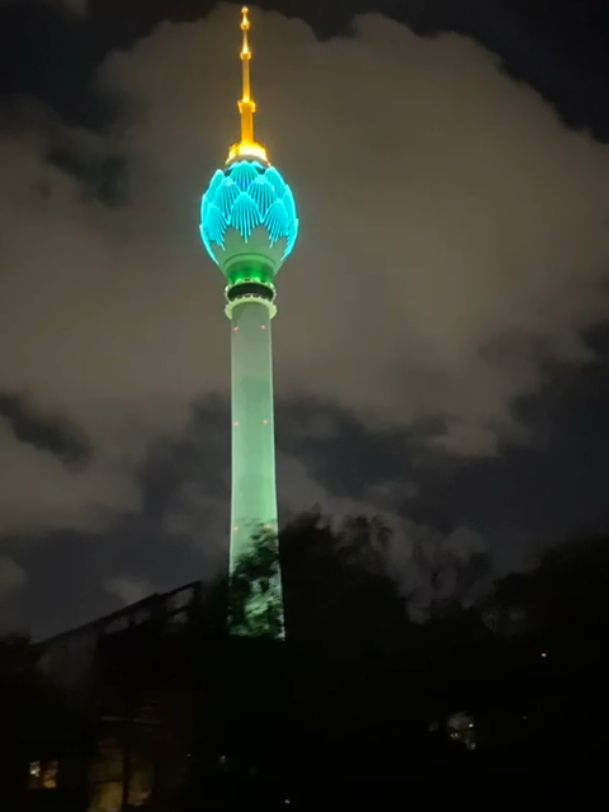 අනේ දෙවියනේ,මෙච්චර ලස්සනක් 😲🥹🌷💖/ Amazing Night view of Sri Lanka's Lotus Tower while traveling by train #colombo #srilanka #traveltok #travelphotography #fyp #nelumkuluna #nelumkulunacolombo #lotustower #lotustower🇱🇰 #train #trains #railway #viral 