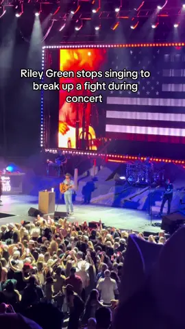 Riley Green breaks up a girl fight in the pits during a concert! Just trying to sing Toby Keith Courtesy of the Red White and Blue 🇺🇸 (Too many extensions, was my favorite part) @Riley Green #rileygreen #duckman #rileygreenconcert #countrymusic #tobykeith 