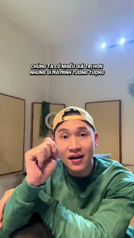Trong đám đông, giá như anh là tâm điểm của sự chú ý…thì sao nhỉ? Nếu ai đó đã từng có những mơ mộng như thế hãy ngồi xuống đây, tui đồng cảm ngay và luôn. Vì sao ư…bài hát này tui viết cho chính con người mình ở quãng thời gian đó. Một người từng bị ngó lơ… #nuaquanbai #trinhdinhquang #namviet 