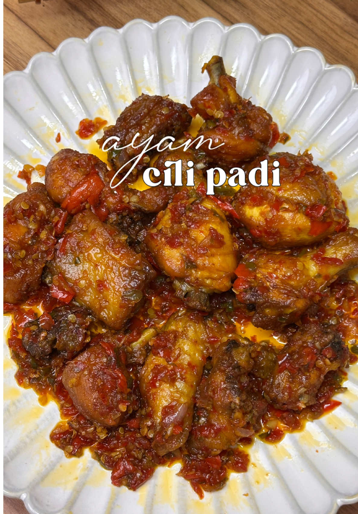 menu terpaling laku & terpaling mudah nak buat hehehe (dengan nada sopan sambil meracun) 🤭 . ayam cili padi ayam goreng utk sepinggan sekali makan : 🌷ayam 🌷serbuk kunyit 🌷garam bahan kisar guna chopper : 🌷bawang merah 🌷bawang putih 🌷cili merah  🌷cili padi hijau bahan ikut turutan masak : 🌷minyak goreng ayam (lagi sedap) 🌷bahan kisar 🌷asam keping 🌷sos tiram 🌷gula 🌷serbuk perasa . #menukampung #masakanmelayu #laukkampung #masakankampung  #EasyRecipe  #resepimudah  #resepiayam #resepayam #ayamsambal #sambalayam  #ayamsambalcili #ayamsambalbelado #ayamberlada #ayamberlado #ayambalado #ayamcili  #sambalayam #ayamcilipadi #ayammasakcili #ayammasakciliapi #ayammasakcilipadi