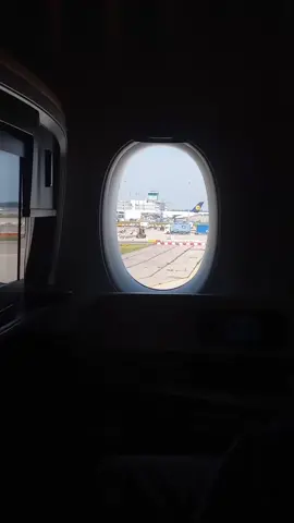 Take-Off in Munich, filmed, edited and posted by me. . . . . . . . . #plane #munich #a350 #singapore #singaporeairlines @Singapore Airlines #viral #fyp @ZRHsp | I STAND WITH THAILAND @Benni_nbg 