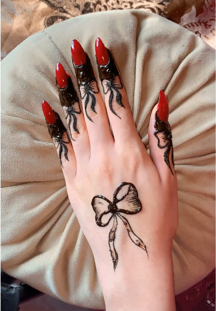 Replying to @M ム N O 🖤🥀 simple bow deaign @HOOR BRANDED CL @مہندی کا جھاں 🌎😍♥️ @Mano's Beauty Organic @Henna by Laraib Faisalabad🥀🔥 #mehndidesign #viral?videotiktok😇😇 #foryoupage #mehndilove #viralvideo 