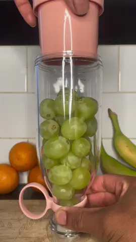 Grape juice 🍇 😋  #smoothie #wellness #freshjuice #fyp #foryoupage #milkshake #portableblender #miniblender #blenderbottle